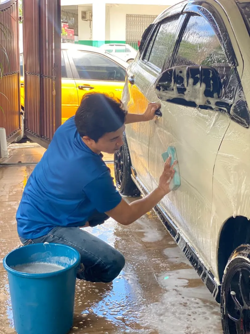 Glanz Detailing profesional sedang bekerja